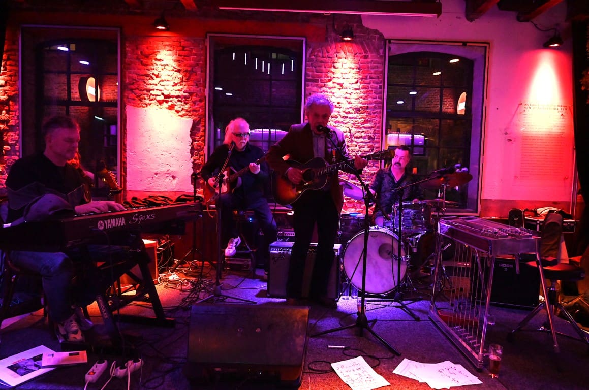 Gitarist Chris Koenen werd 75 jaar en Koninklijk onderscheiden,tijd voor een feestje