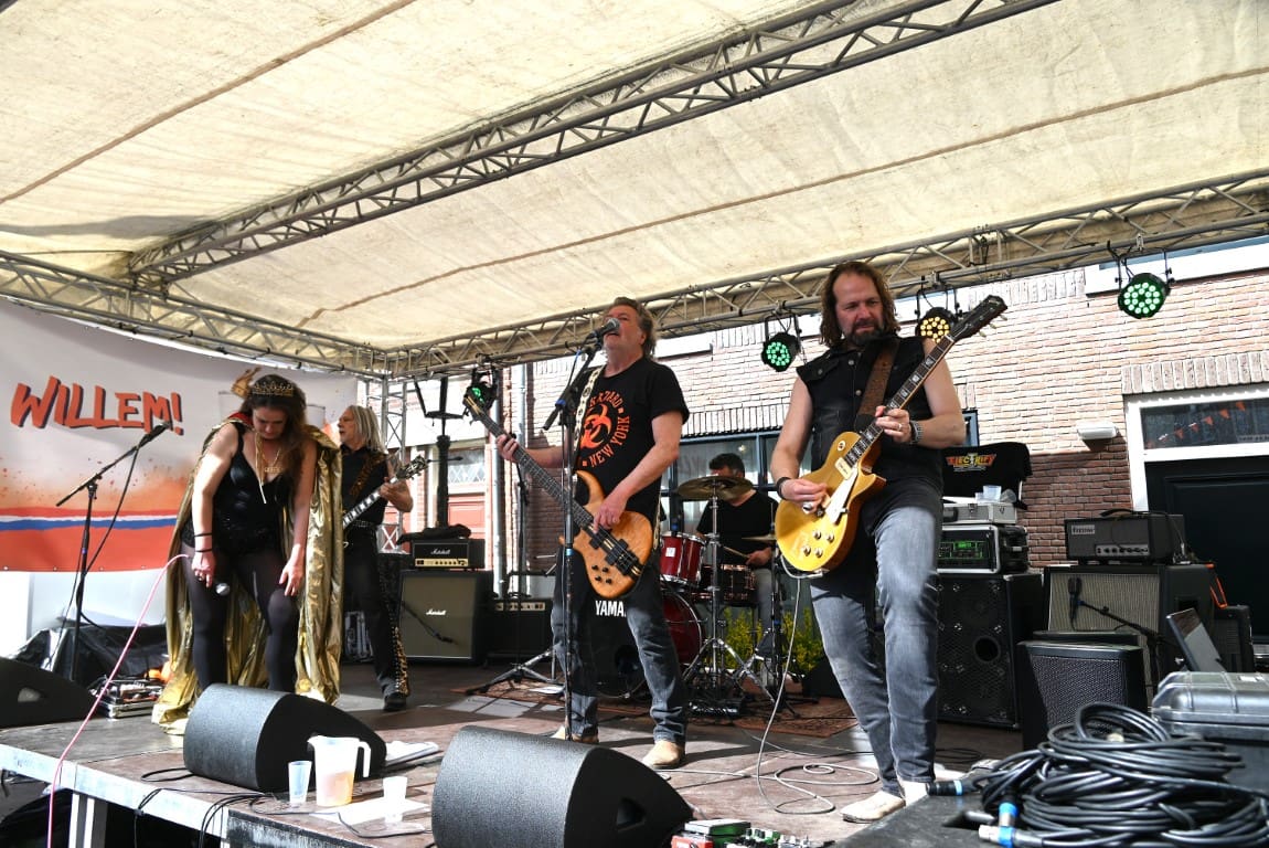 Bij de zomertijd gaat de klok een uur vooruit, bij Koningsnacht in Leiden zes uur achteruit