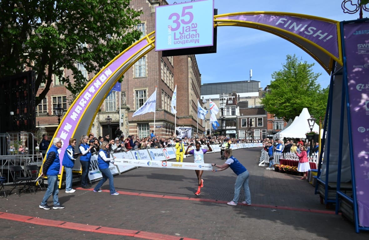 Leiden Marathon 2026 beelden start 42 km, onderweg, finishgebied en Gösta gehuldigd op de Splinterla