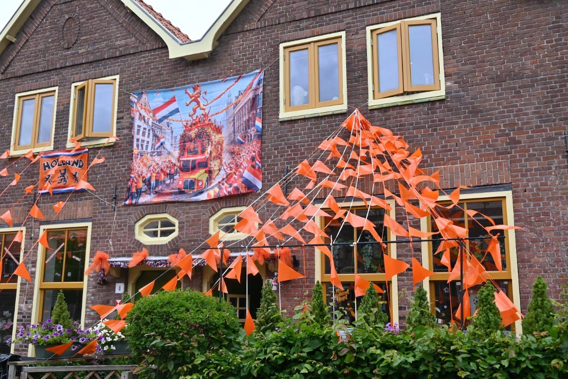 WK voetbal gaat beginnen, langzaam aan wordt Leiden oranje