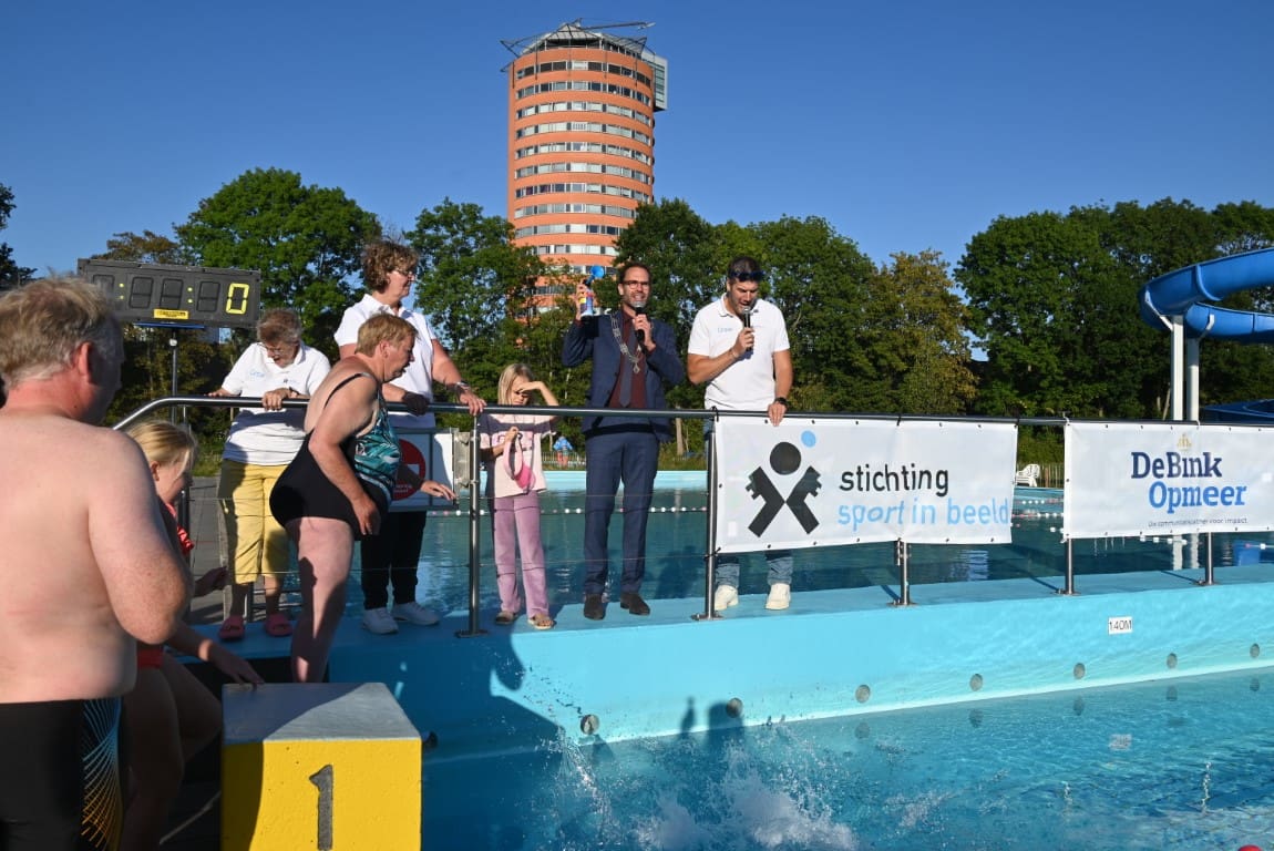 Peter Heijkoop opende 50e Leidse Zwemvierdaagse